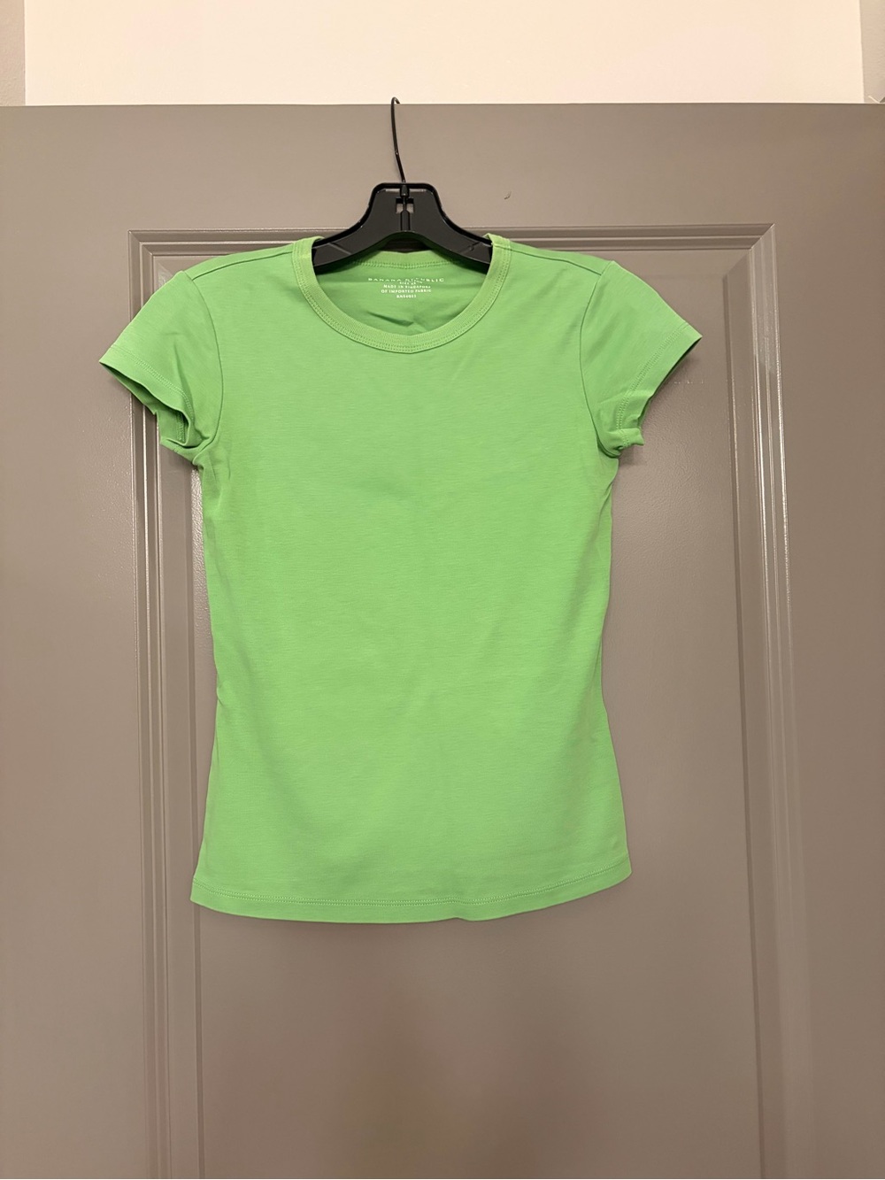 Banana Republic Women’s Bright Green Short Sleeve Tee. Size XS.